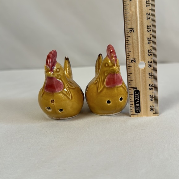 Vintage Egg Dish with Chicken Salt and Pepper Shakers - Picture 16 of 16